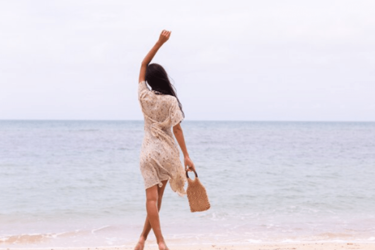 beach poses for girl